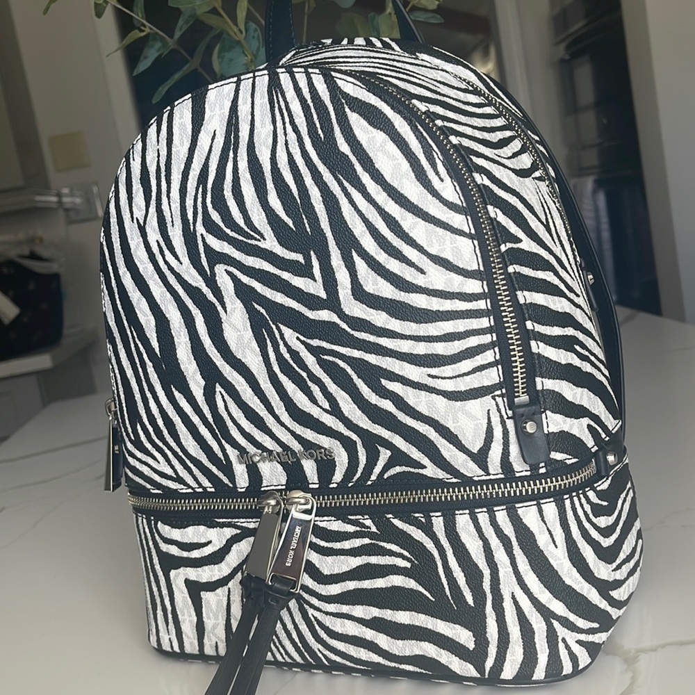 Micheal kors medium backpack - Picture 3 of 17